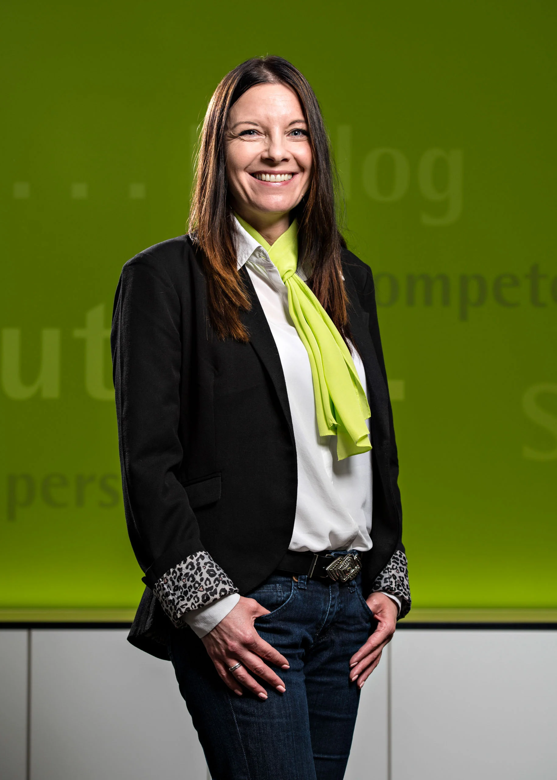 Business Portraits Fotogalerie 087 | Peter Lauritis Photography Frau mit langen dunklen Haaren und grünem Tuch vor grüner Wand