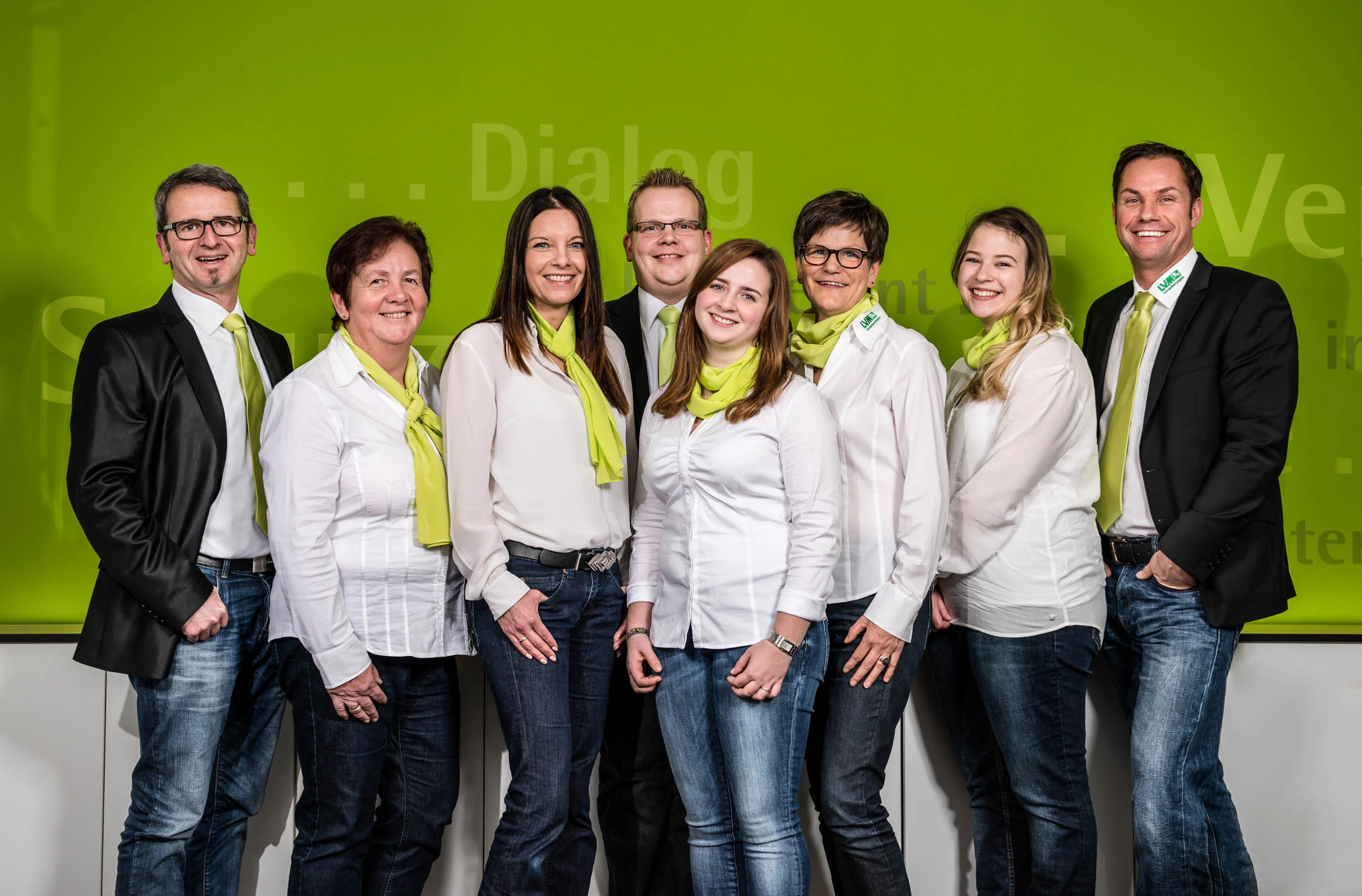 Business Portraits Fotogalerie 091 | Peter Lauritis Photography Team aus acht Personen in Weiß mit grünen Tüchern und Krawatten