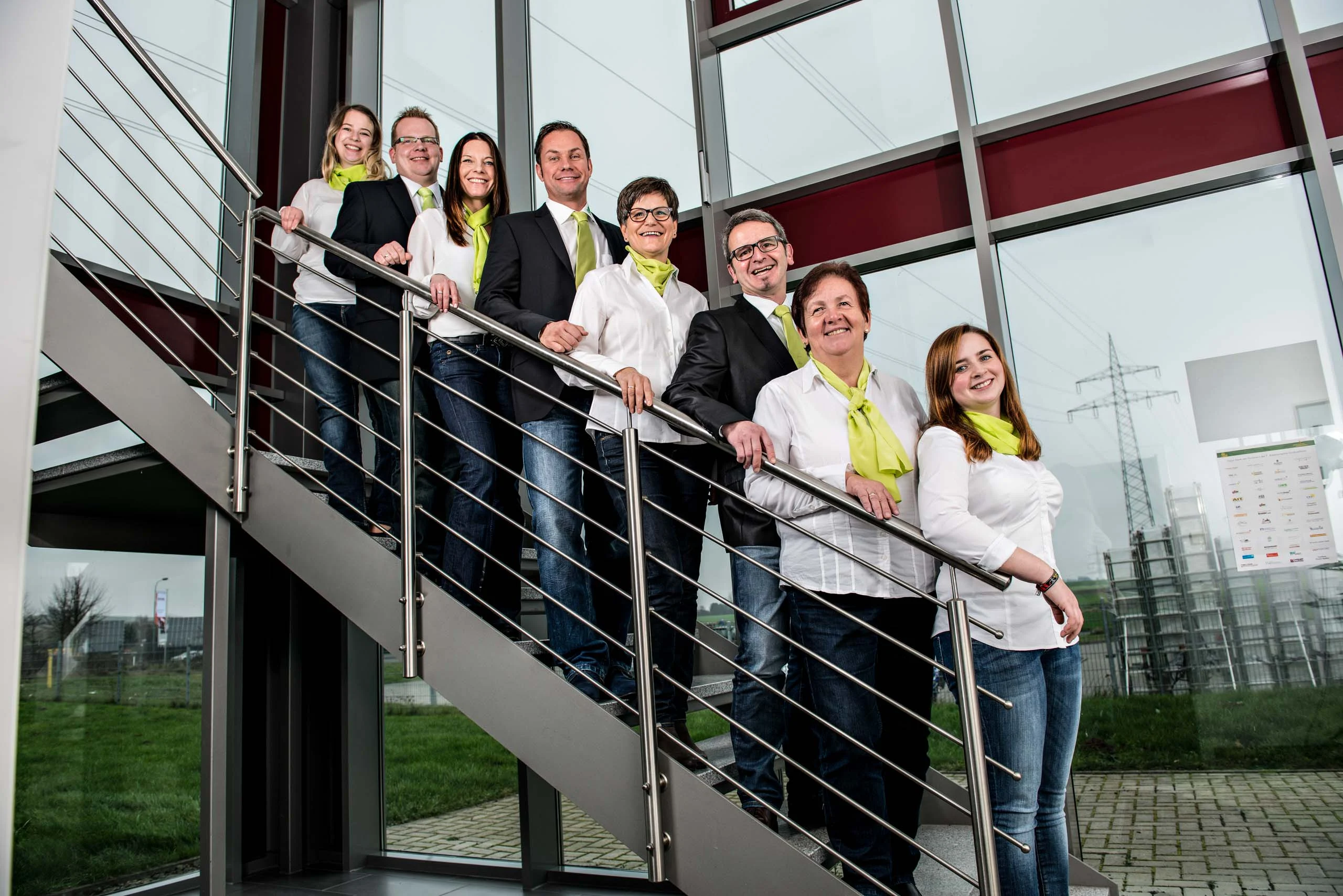 Business Portraits Fotogalerie 093 | Peter Lauritis Photography Team steht auf einer Treppe vor einer Glasfassade