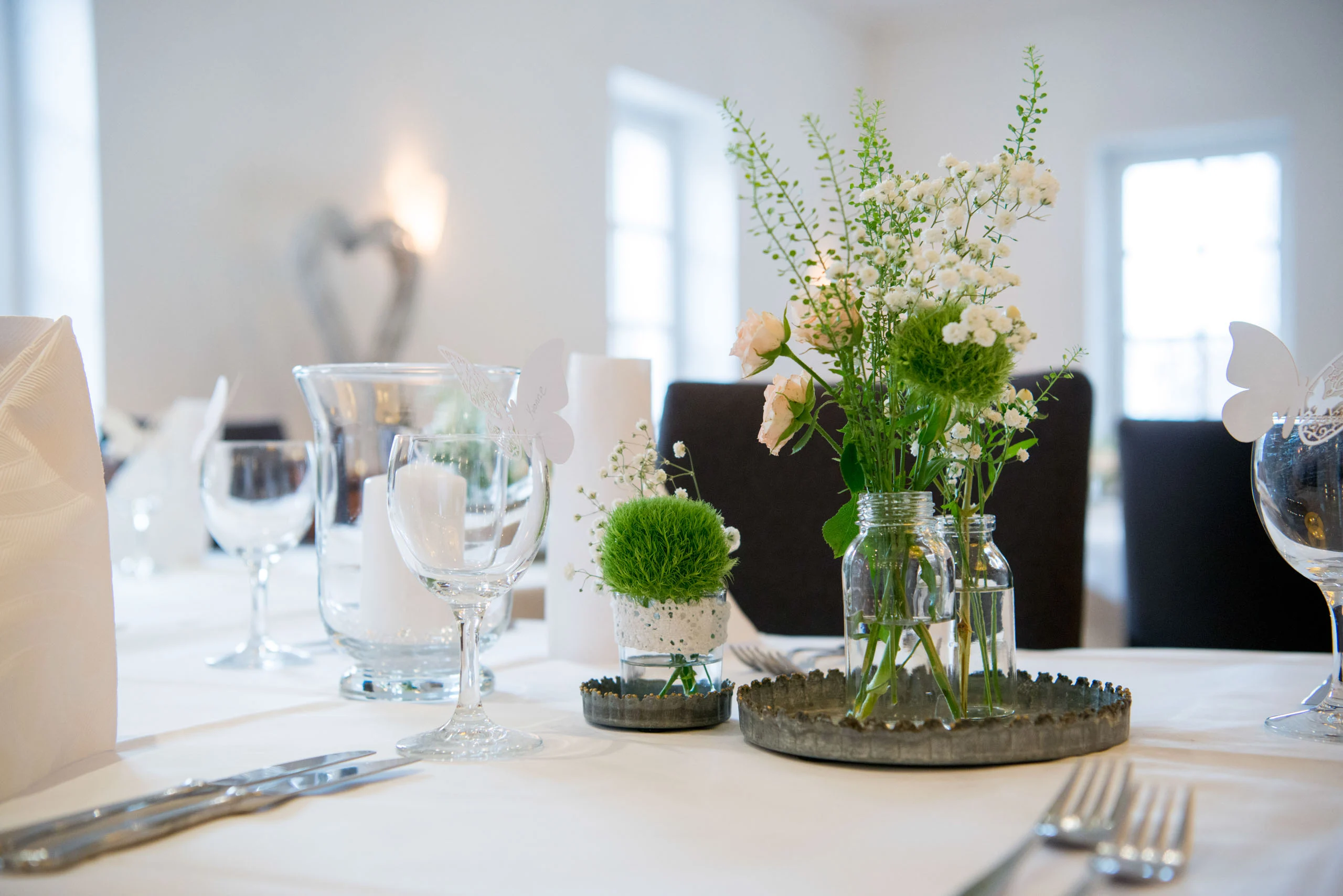 Hochzeitsfeier Fotogalerie 002 | Peter Lauritis Photography Hochzeitstisch mit Gläsern, Blumen im Glas und Kerzen