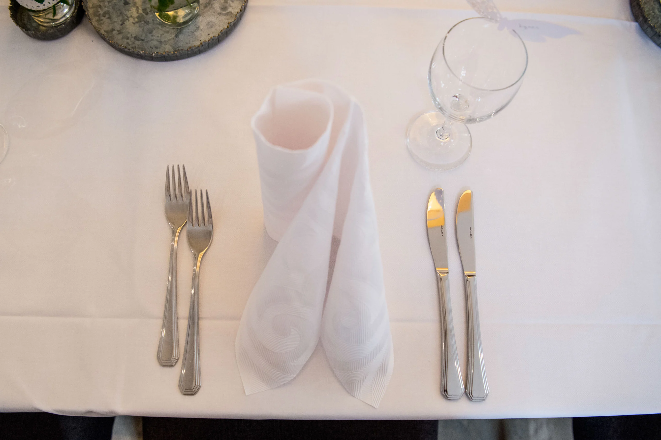 Hochzeitsfeier Fotogalerie 004 | Peter Lauritis Photography Gedeck mit Besteck, Glas und gefalteter Serviette