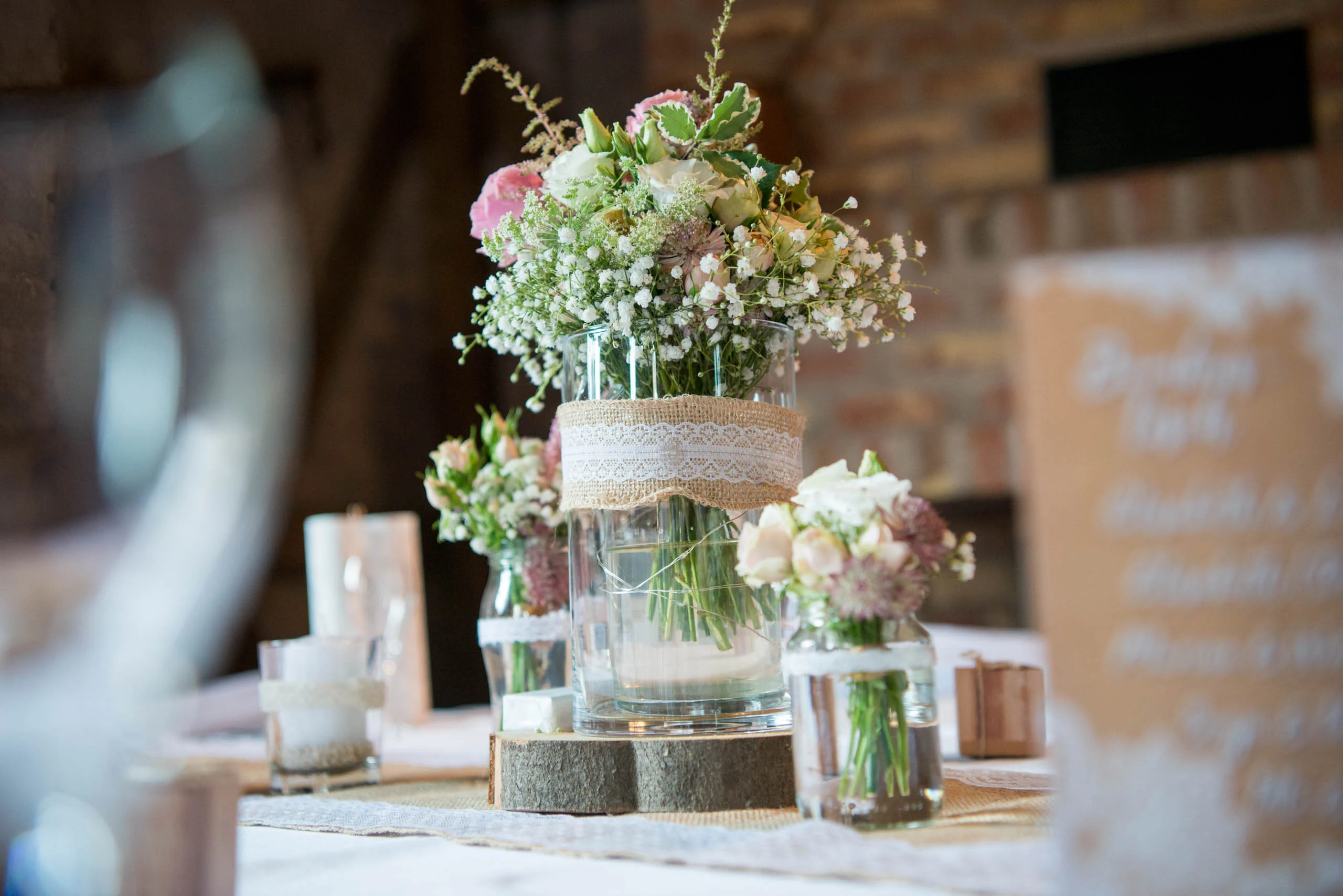 Hochzeitsfeier Fotogalerie 010 | Peter Lauritis Photography Tischdeko mit Blumen im Glas und Kraftpapier-Karte