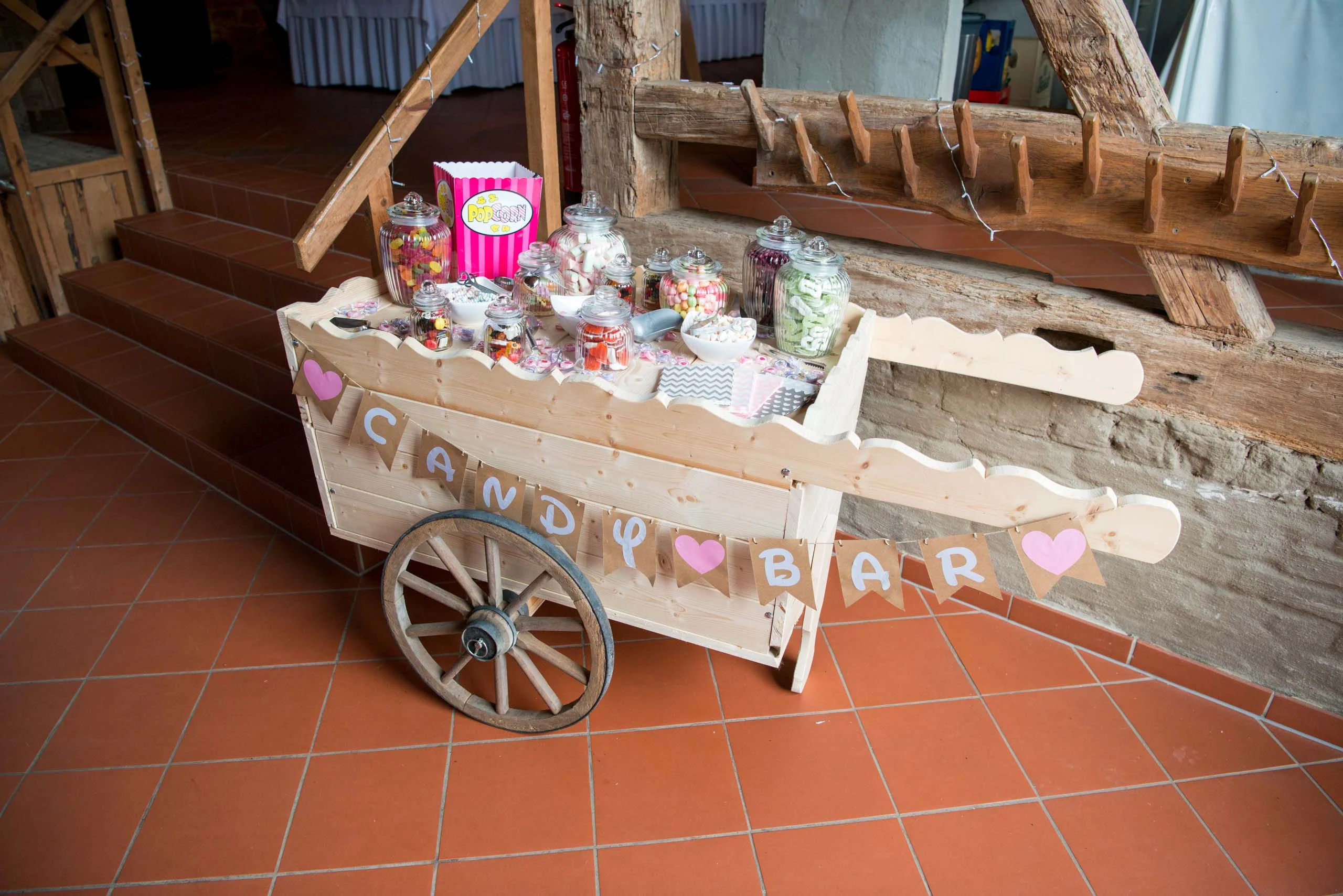Hochzeitsfeier Fotogalerie 012 | Peter Lauritis Photography Holzkarren als Candybar mit Süßigkeitengläsern