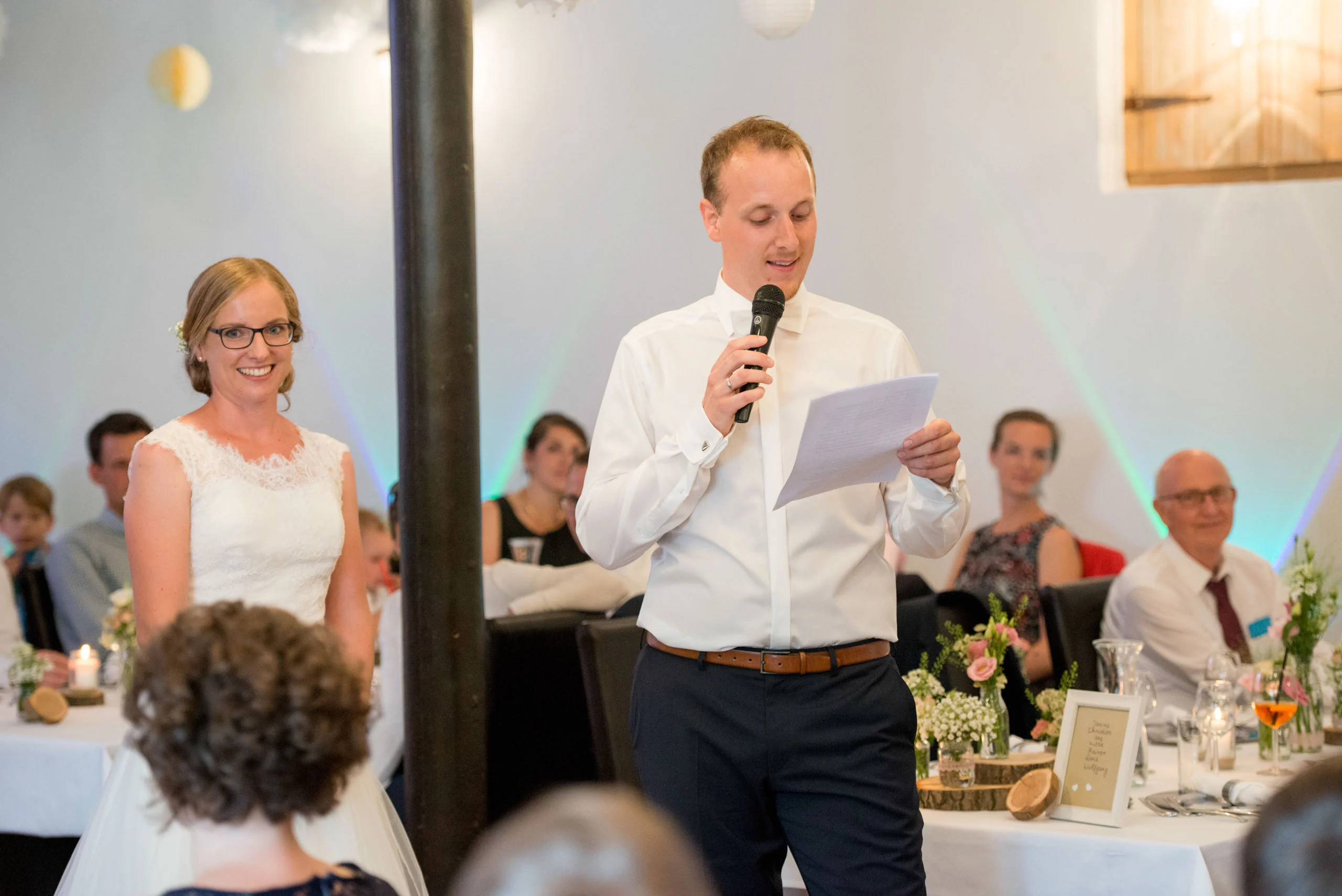 Hochzeitsfeier Fotogalerie 018 | Peter Lauritis Photography Bräutigam hält eine Rede, die Braut steht daneben