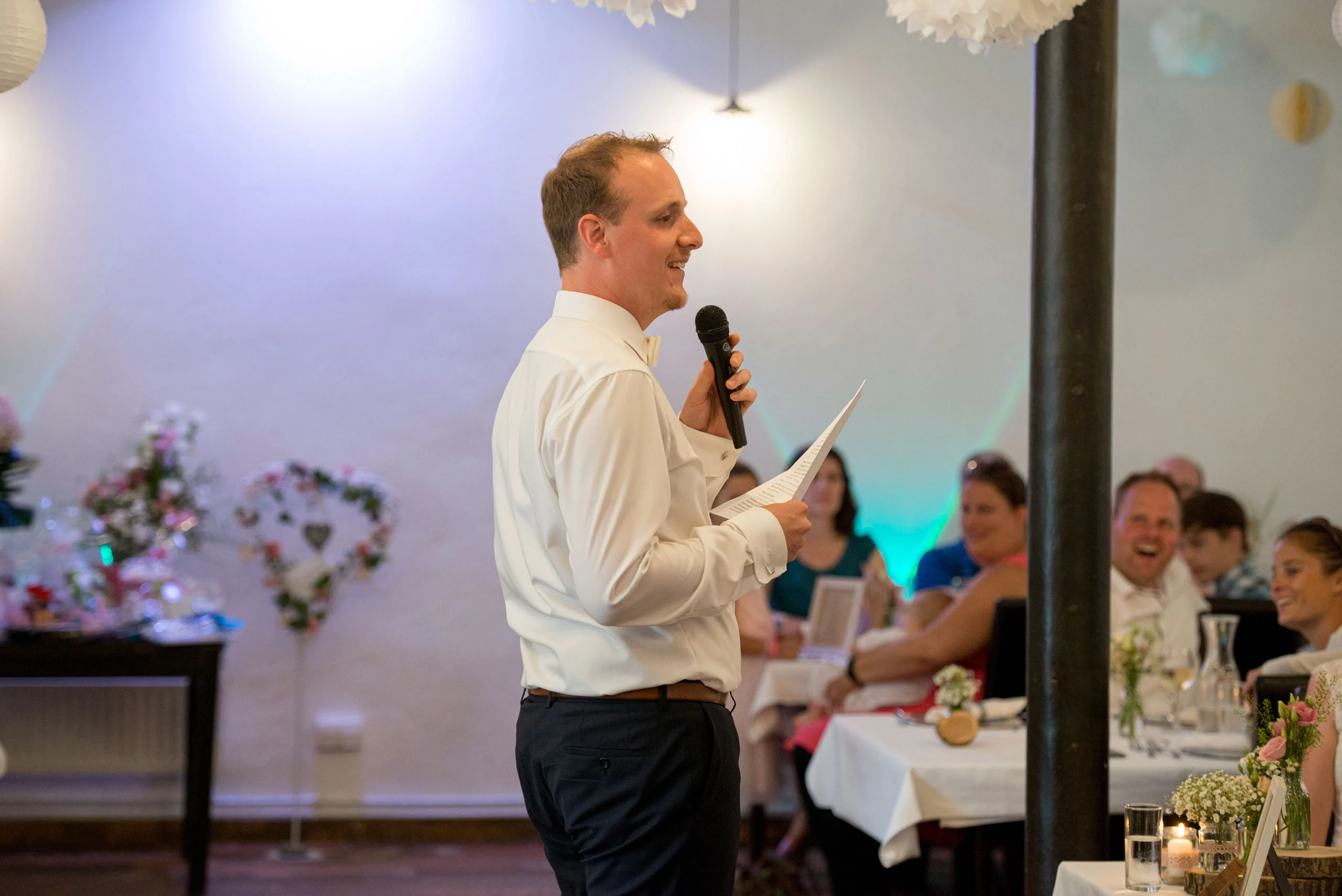 Hochzeitsfeier Fotogalerie 019 | Peter Lauritis Photography Bräutigam spricht mit Mikrofon vor den Hochzeitsgästen