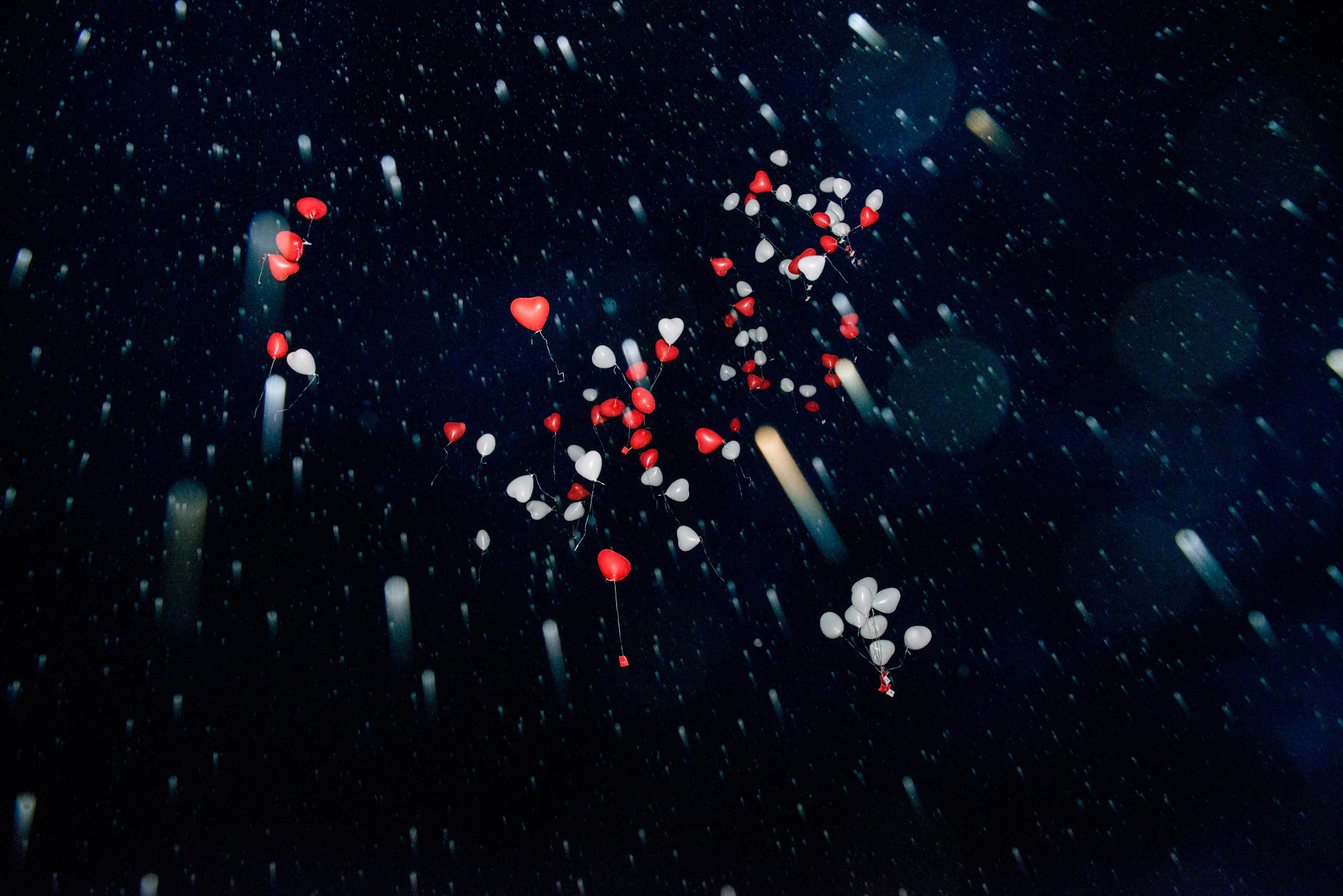 Hochzeitsfeier Fotogalerie 026 | Peter Lauritis Photography Herzförmige Luftballons steigen in den Nachthimmel