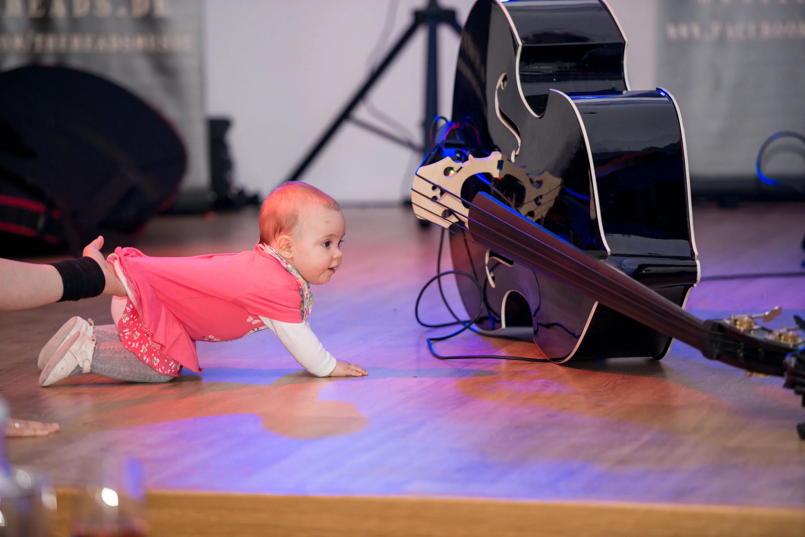 Hochzeitsfeier Fotogalerie 027 | Peter Lauritis Photography Baby krabbelt auf der Tanzfläche zu einer Gitarre