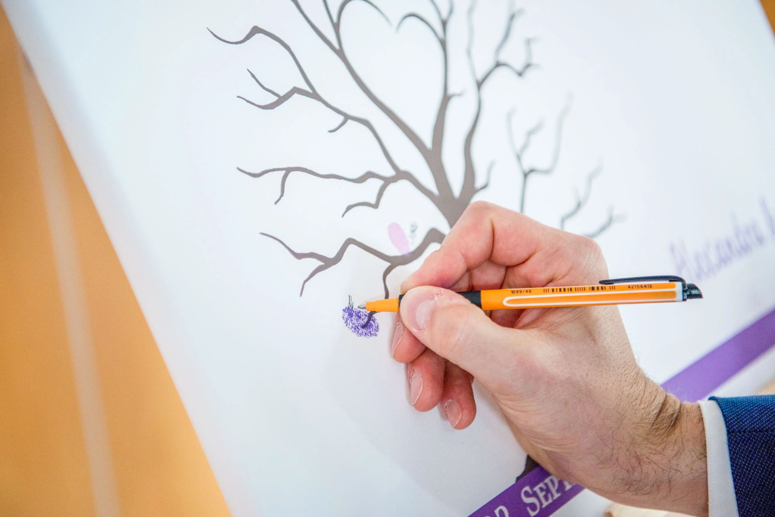 Hochzeitsfeier Fotogalerie 029 | Peter Lauritis Photography Gast setzt einen Fingerabdruck auf einen Hochzeitsbaum aus Papier