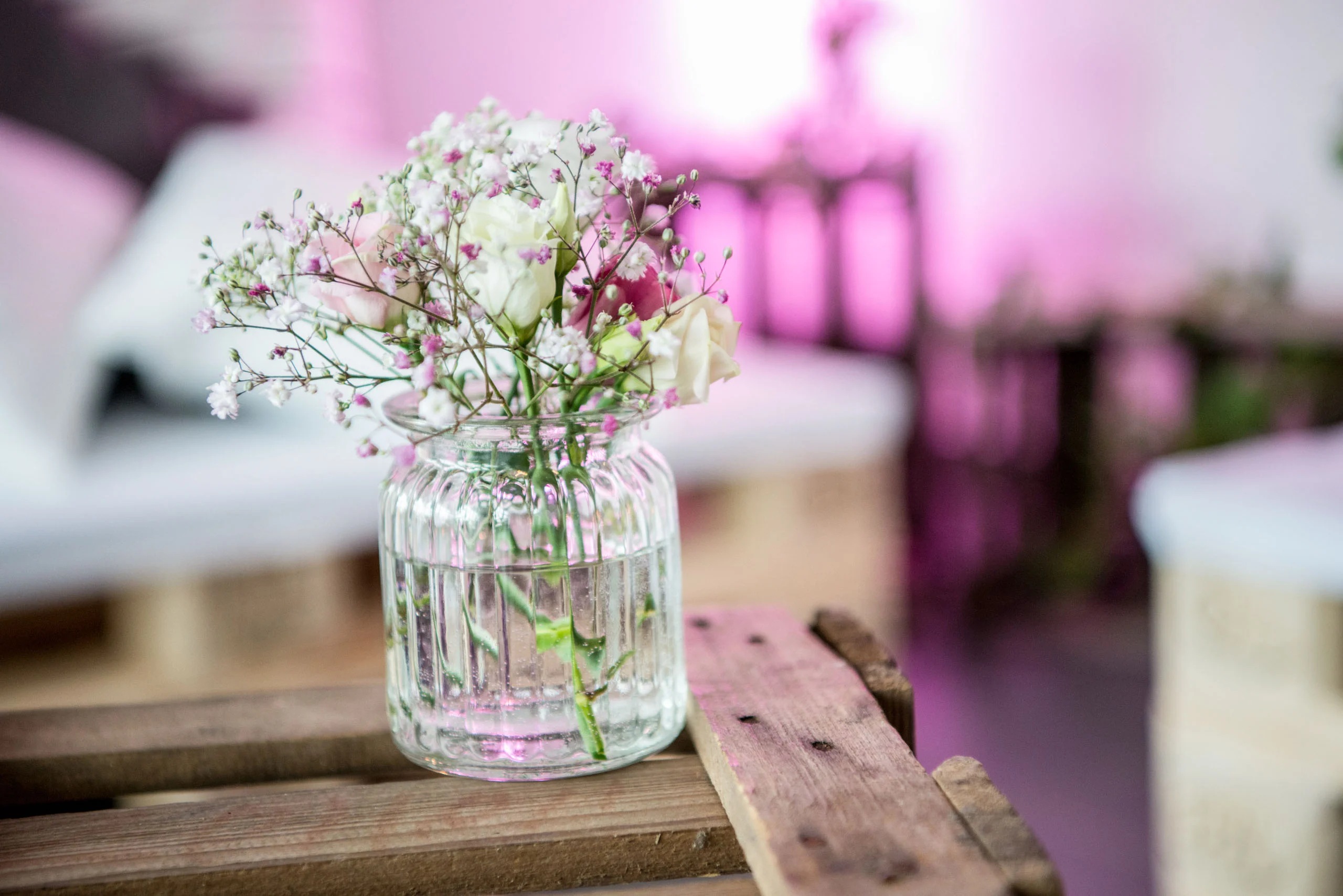Hochzeitsfeier Fotogalerie 030 | Peter Lauritis Photography Kleiner Blumenstrauß in einem Glas auf einer Holzkiste