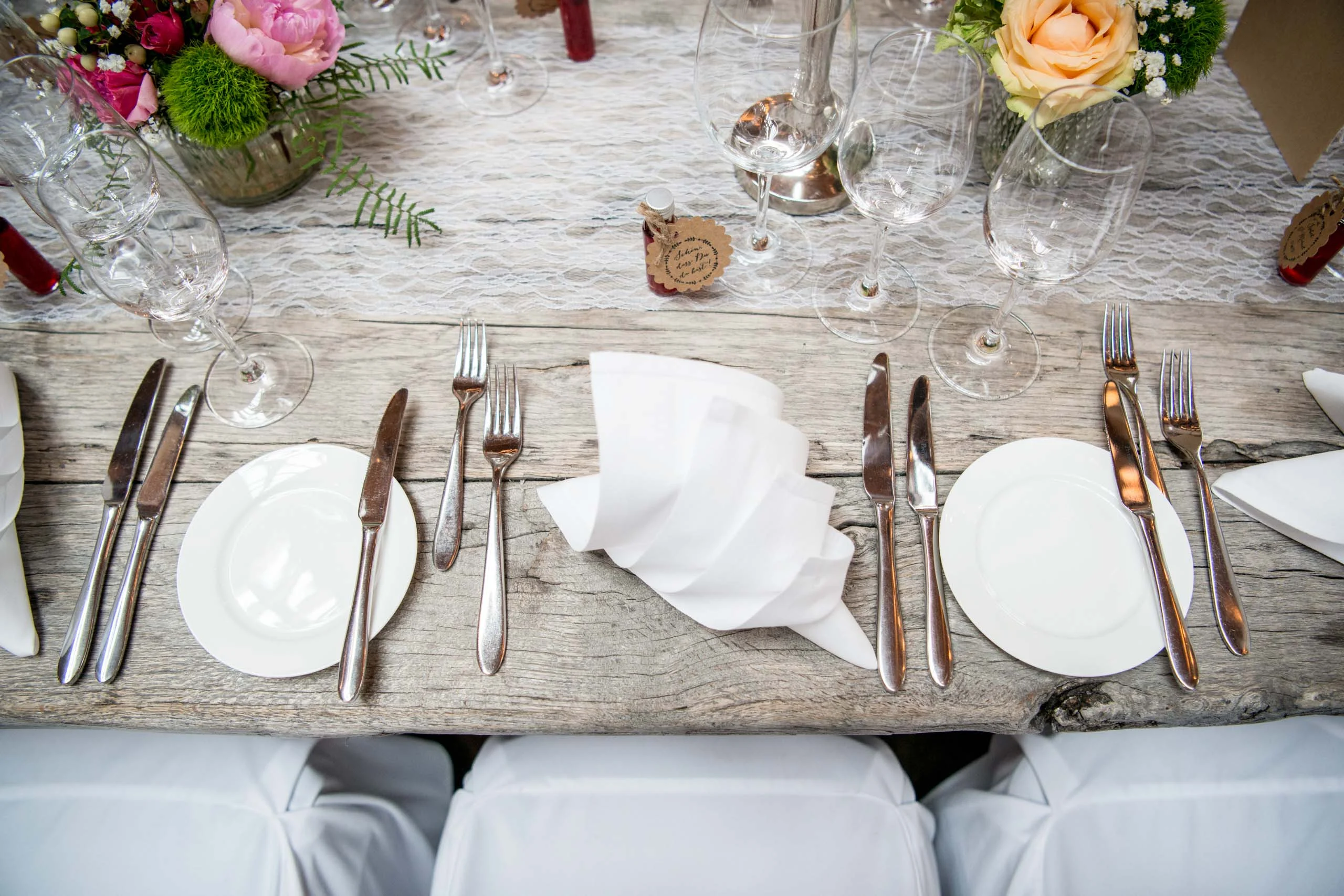 Hochzeitsfeier Fotogalerie 038 | Peter Lauritis Photography Gedeckte Holztafel mit Tellern, Besteck und Blumen
