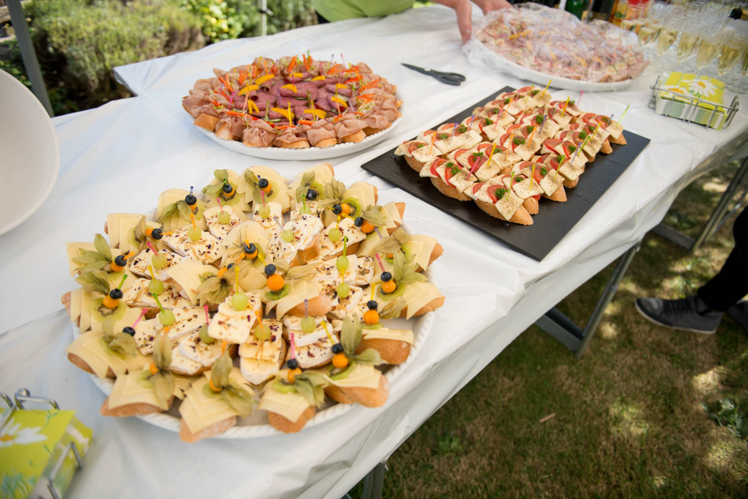 Hochzeitsfeier Fotogalerie 046 | Peter Lauritis Photography Fingerfood-Buffet auf einem weißen Tisch im Freien