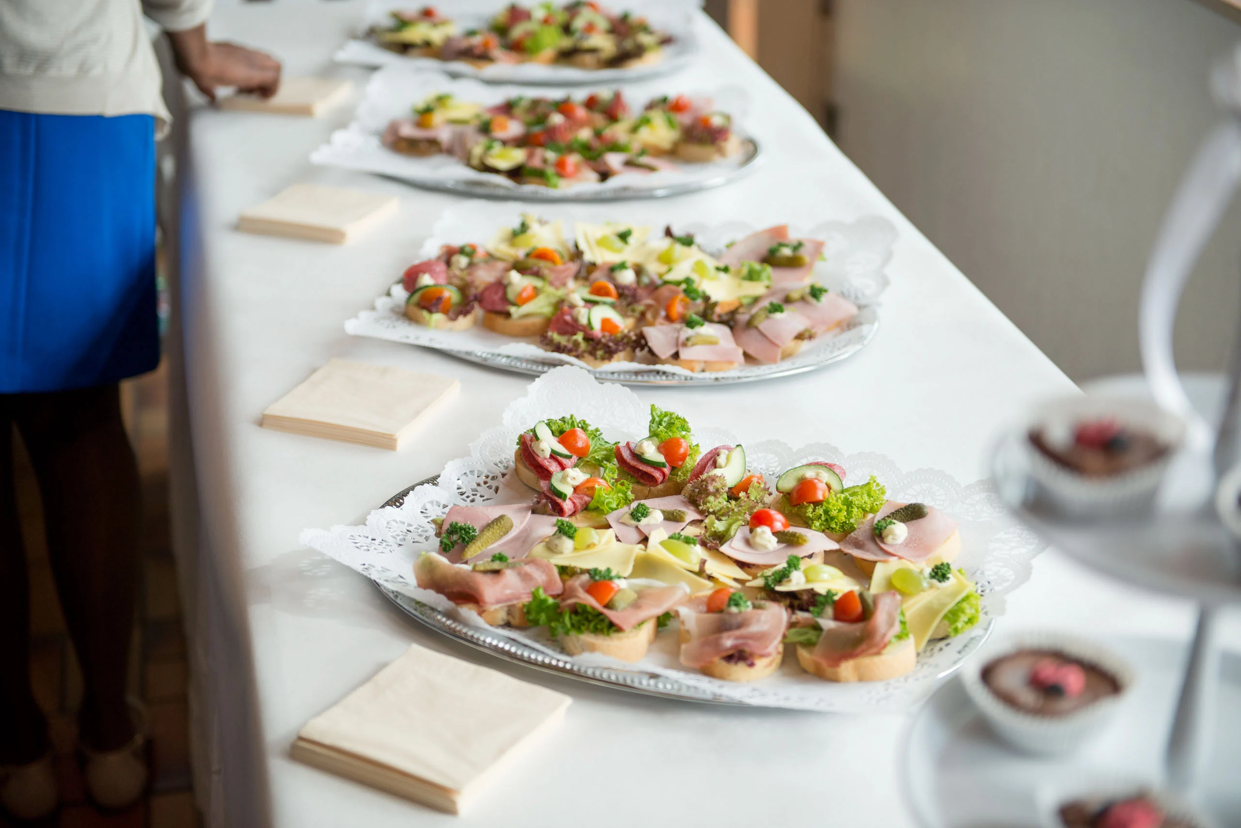 Hochzeitsfeier Fotogalerie 051 | Peter Lauritis Photography Reihe von Platten mit belegten Broten auf einer langen Tafel
