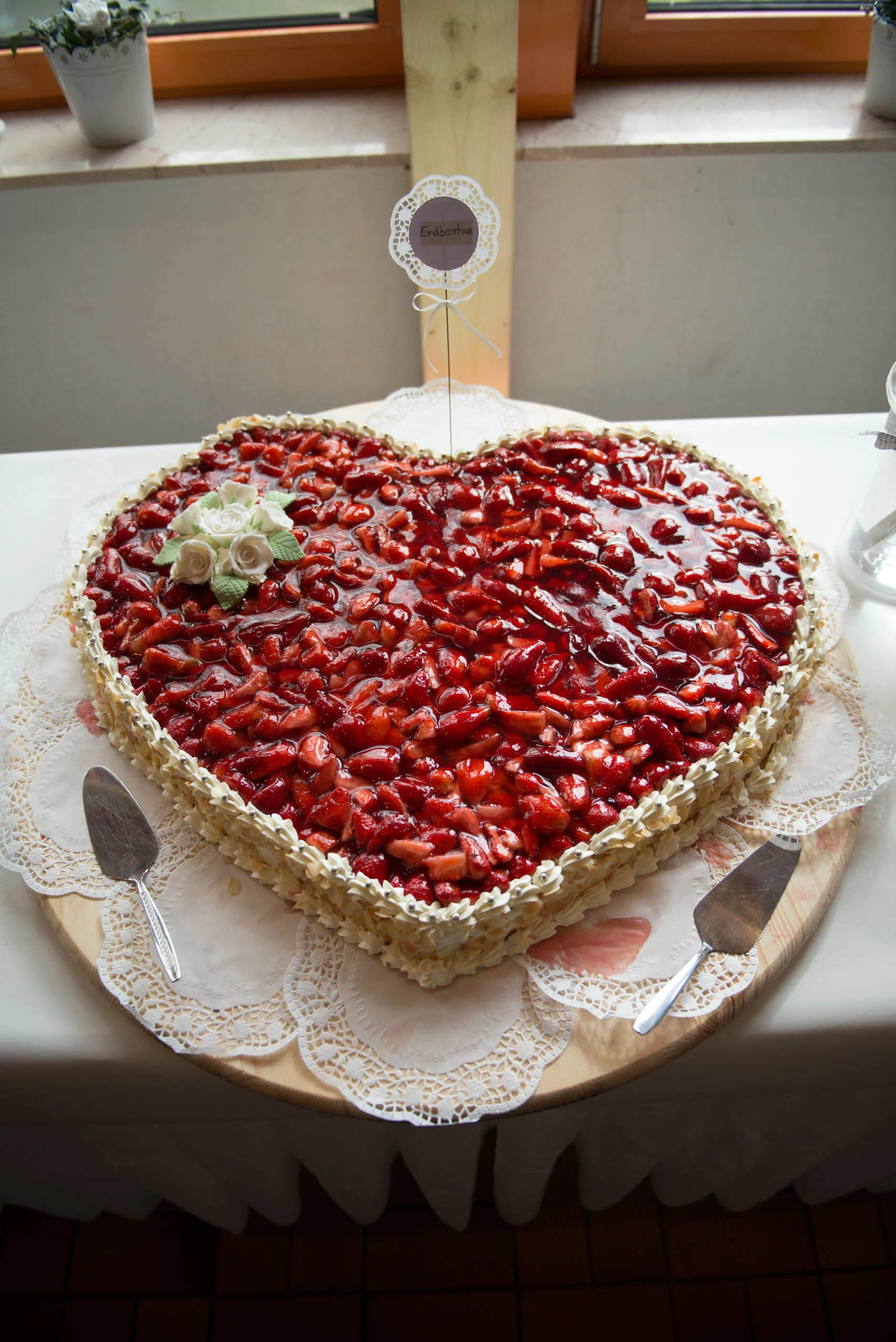 Hochzeitsfeier Fotogalerie 052 | Peter Lauritis Photography Herzförmige Erdbeertorte auf einem Tisch