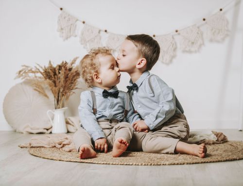 Geschwisterfotos voller Lachen und echter Emotionen