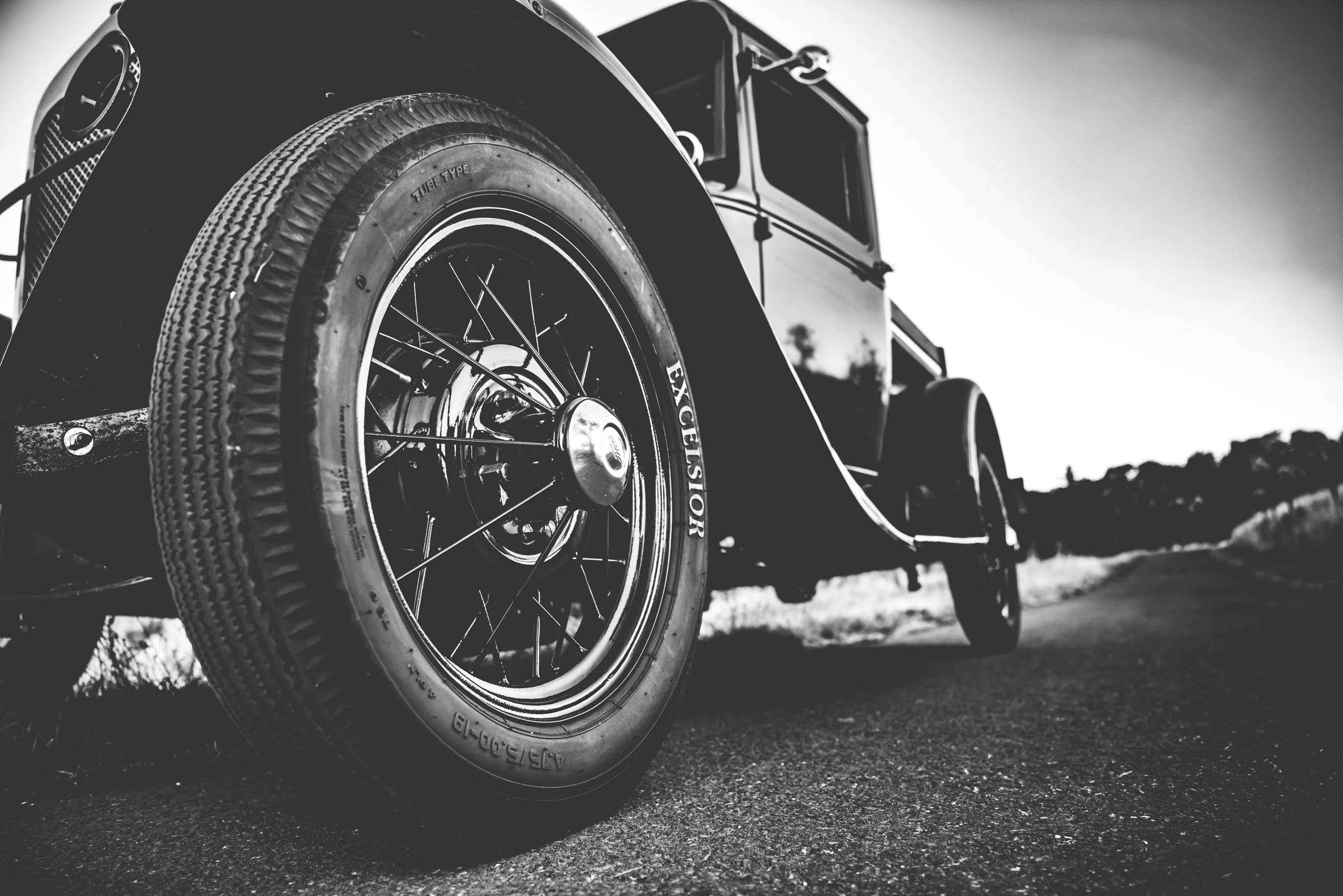 Speichenrad des Oldtimers in Schwarz-Weiß aus der Froschperspektive
