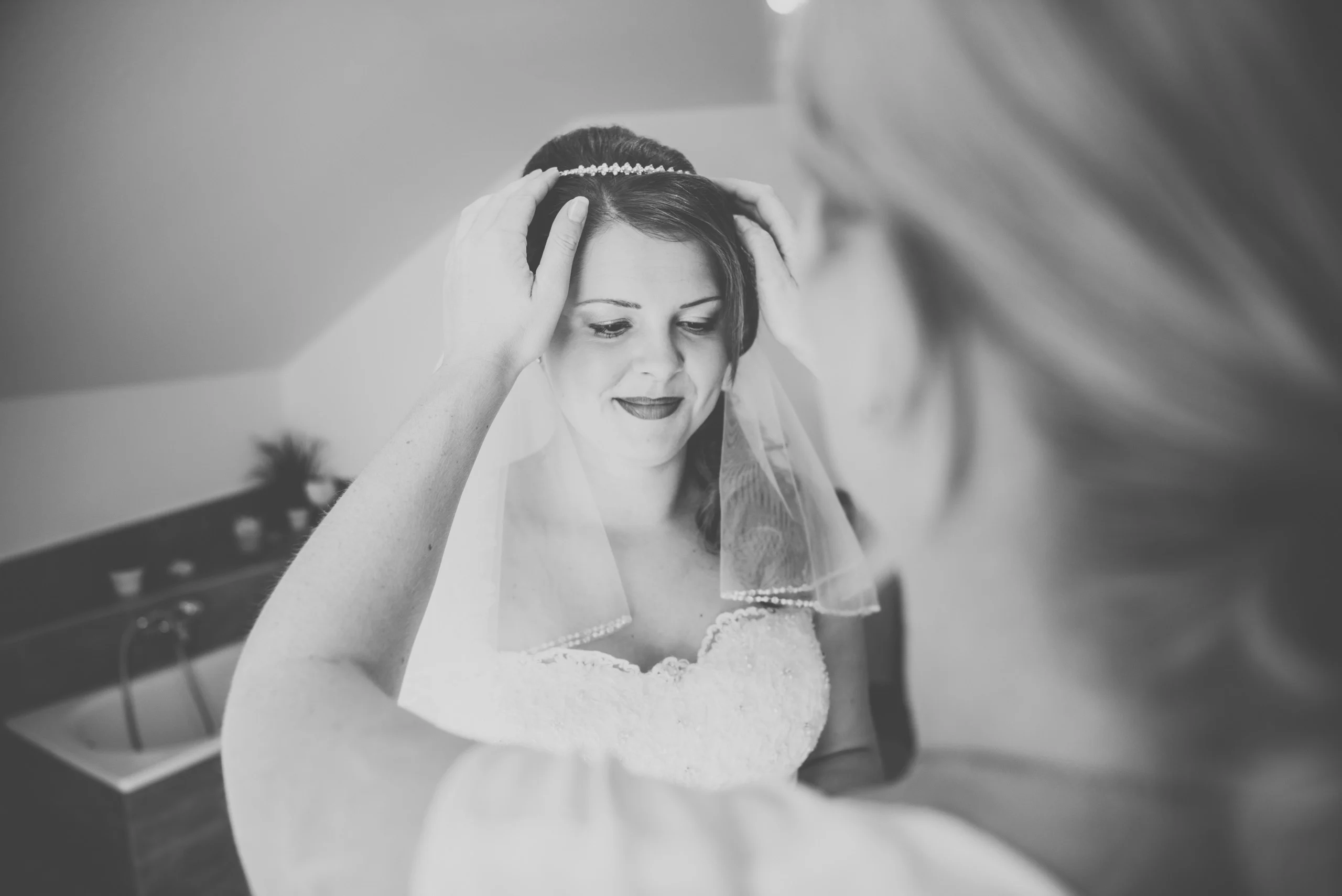 Getting Ready der Braut: Schleier wird gerichtet, Schwarz-Weiß-Foto
