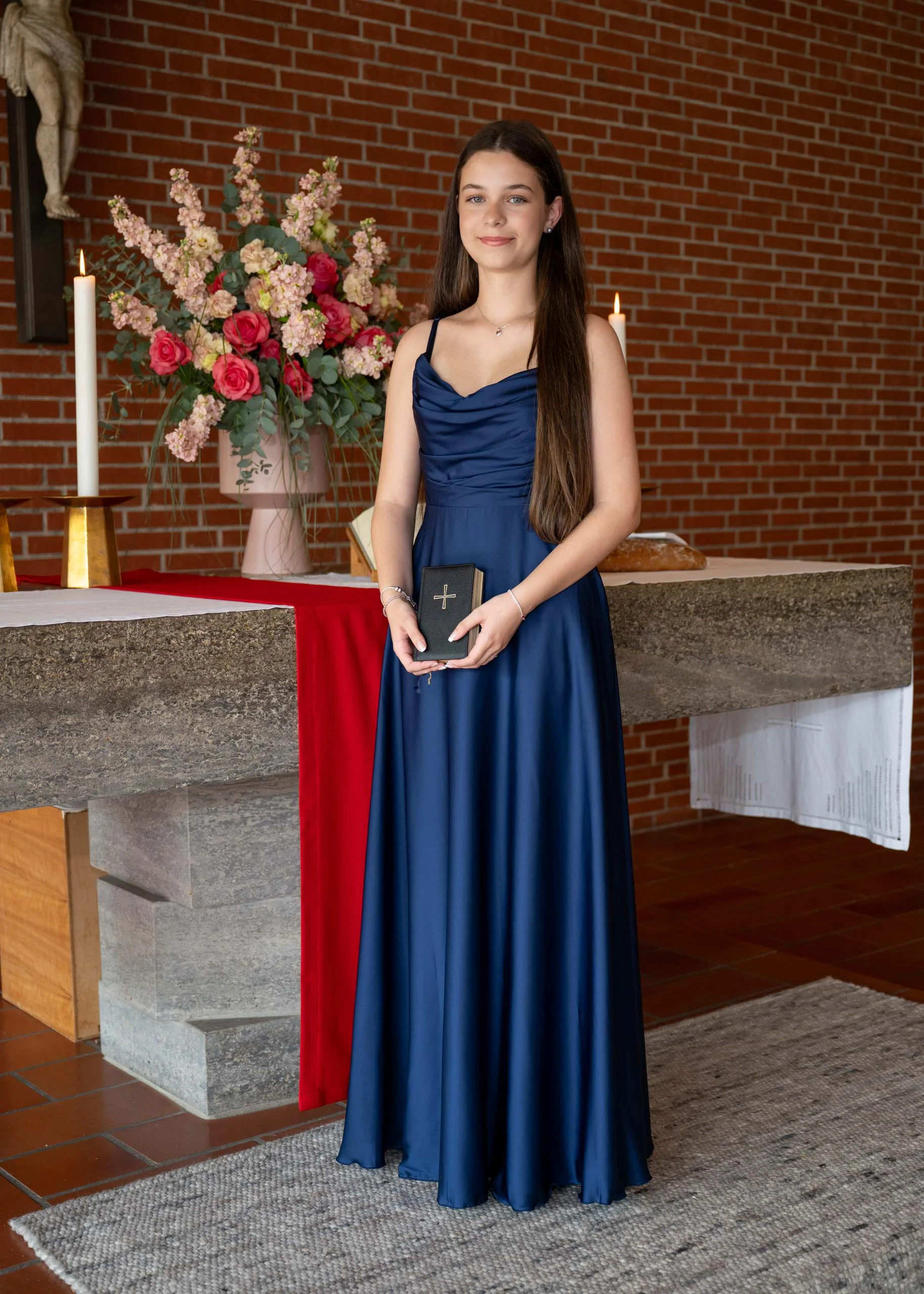 wwwpeterlauritisde | Peter Lauritis Photography Konfirmandin im blauen Kleid vor dem Altar mit Blumenschmuck