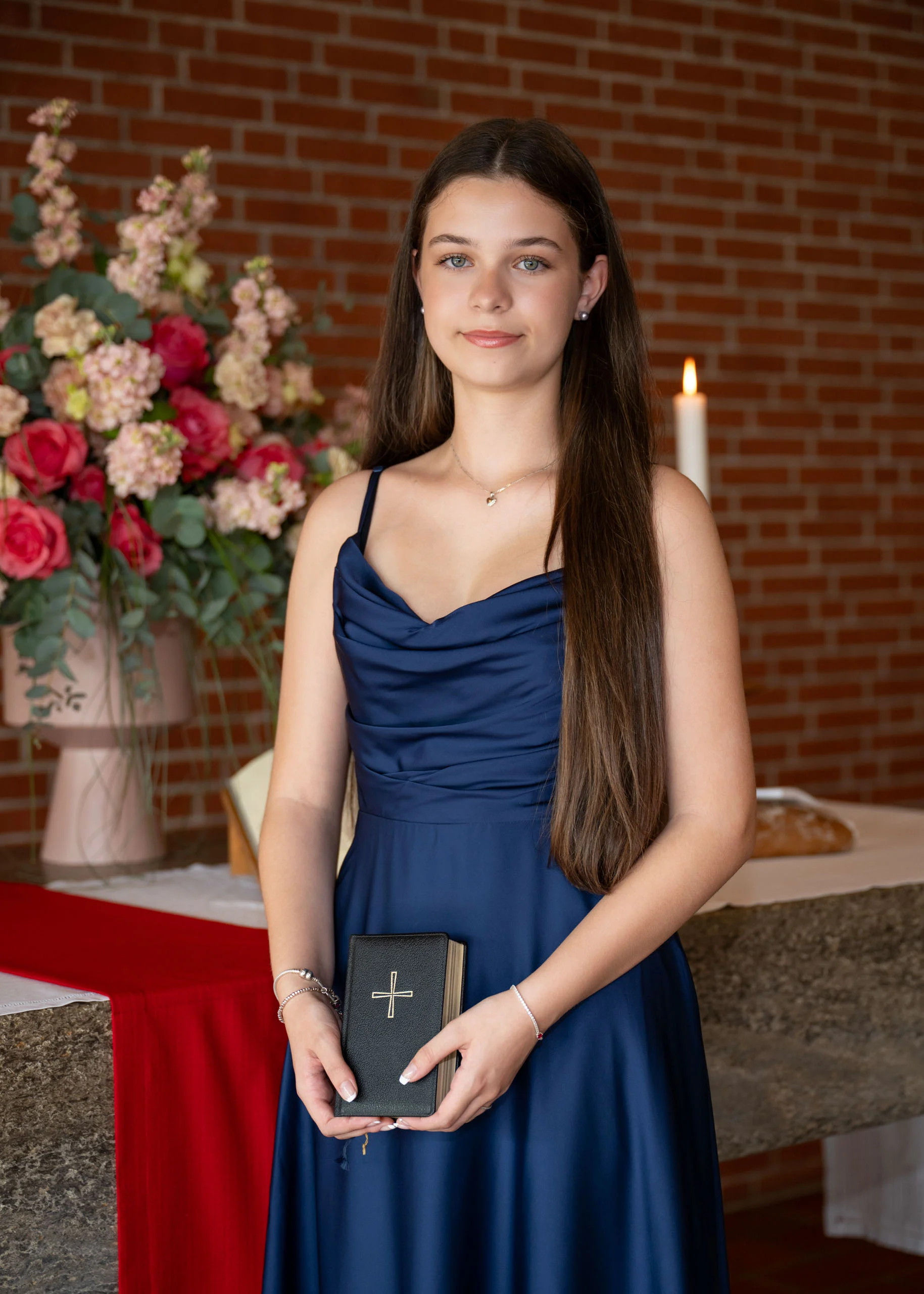 wwwpeterlauritisde | Peter Lauritis Photography Konfirmandin im blauen Kleid hält ihr Gesangbuch in der Kirche