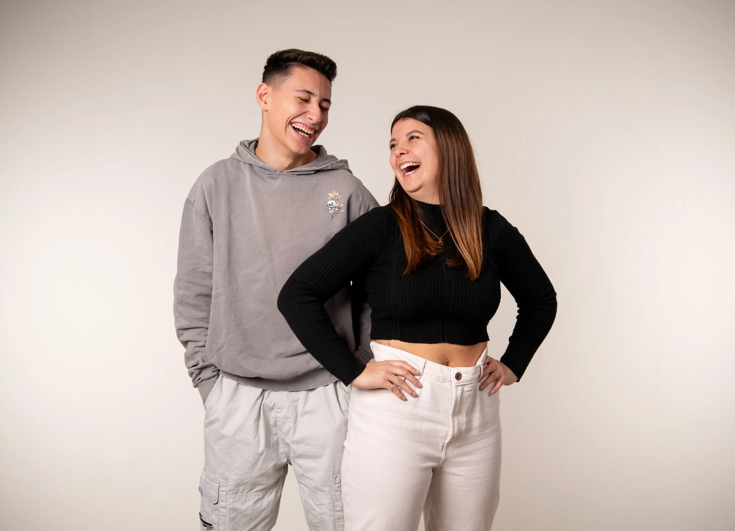 Familienfotos Produktbild 11 | Peter Lauritis Photography Jugendlicher im grauen Hoodie und junge Frau in Schwarz-Weiß lachen sich an