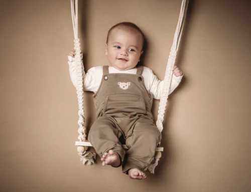 Babyfotos bei Marburg: Babyschaukel, Wolken und Teddy