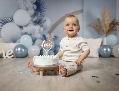 Cake Smash für Jungen: der erste Geburtstag in Blau im Fotostudio