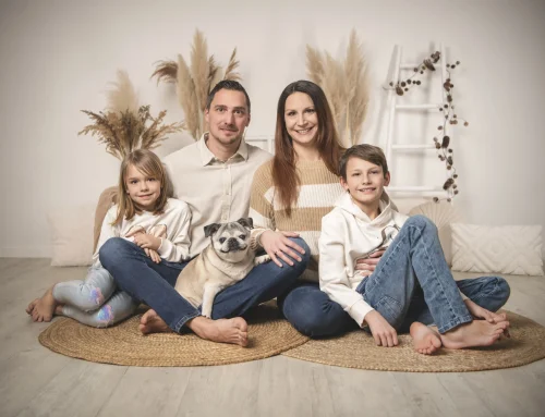 Familienfotos mit Hund: endlich alle zusammen im Fotostudio