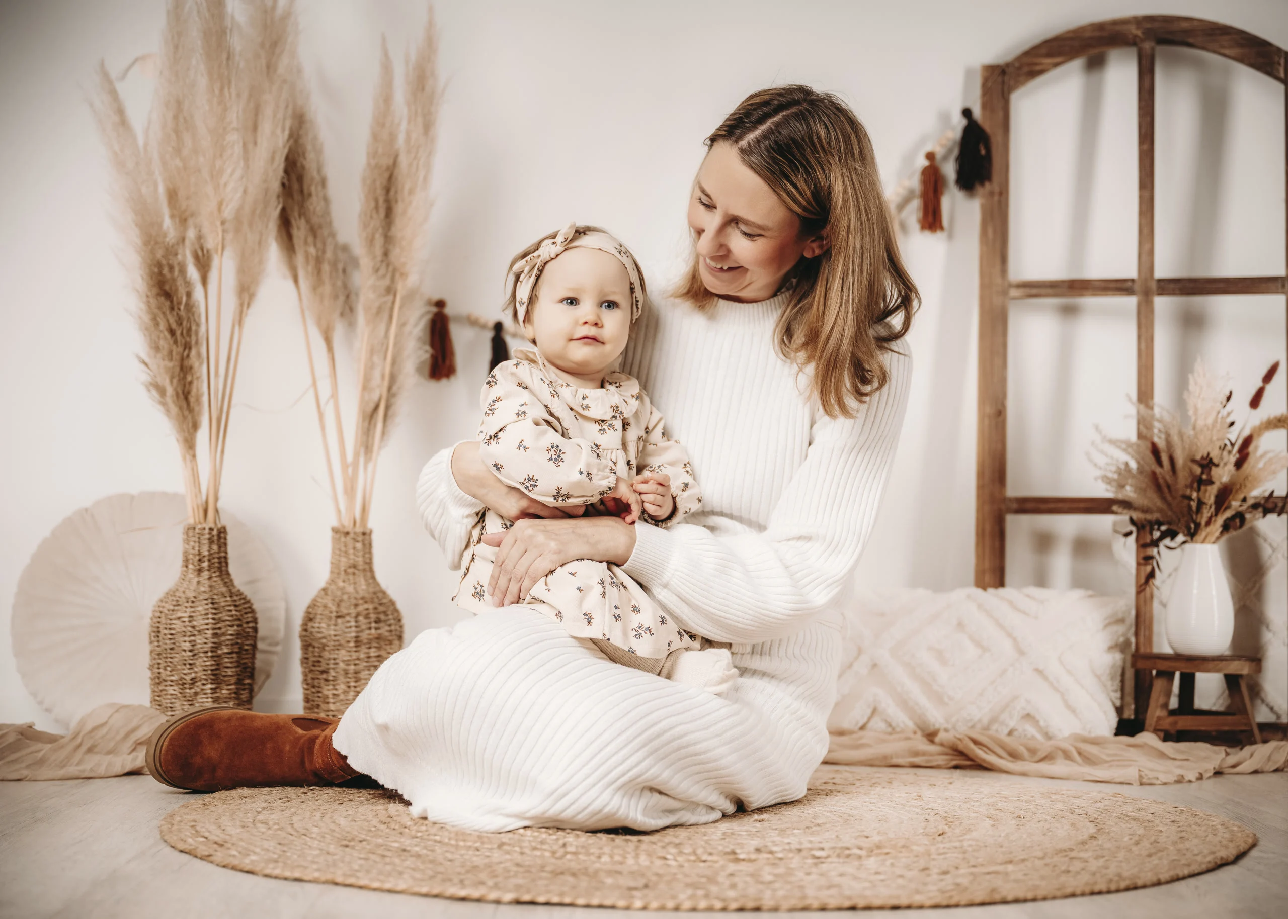 FAQ – Mama mit Tochter im Fotostudio | Peter Lauritis Photography Fragen zum Fotoshooting: Mama im weißen Strick hält ihre Baby-Tochter im Fotostudio in Neustadt (Hessen)