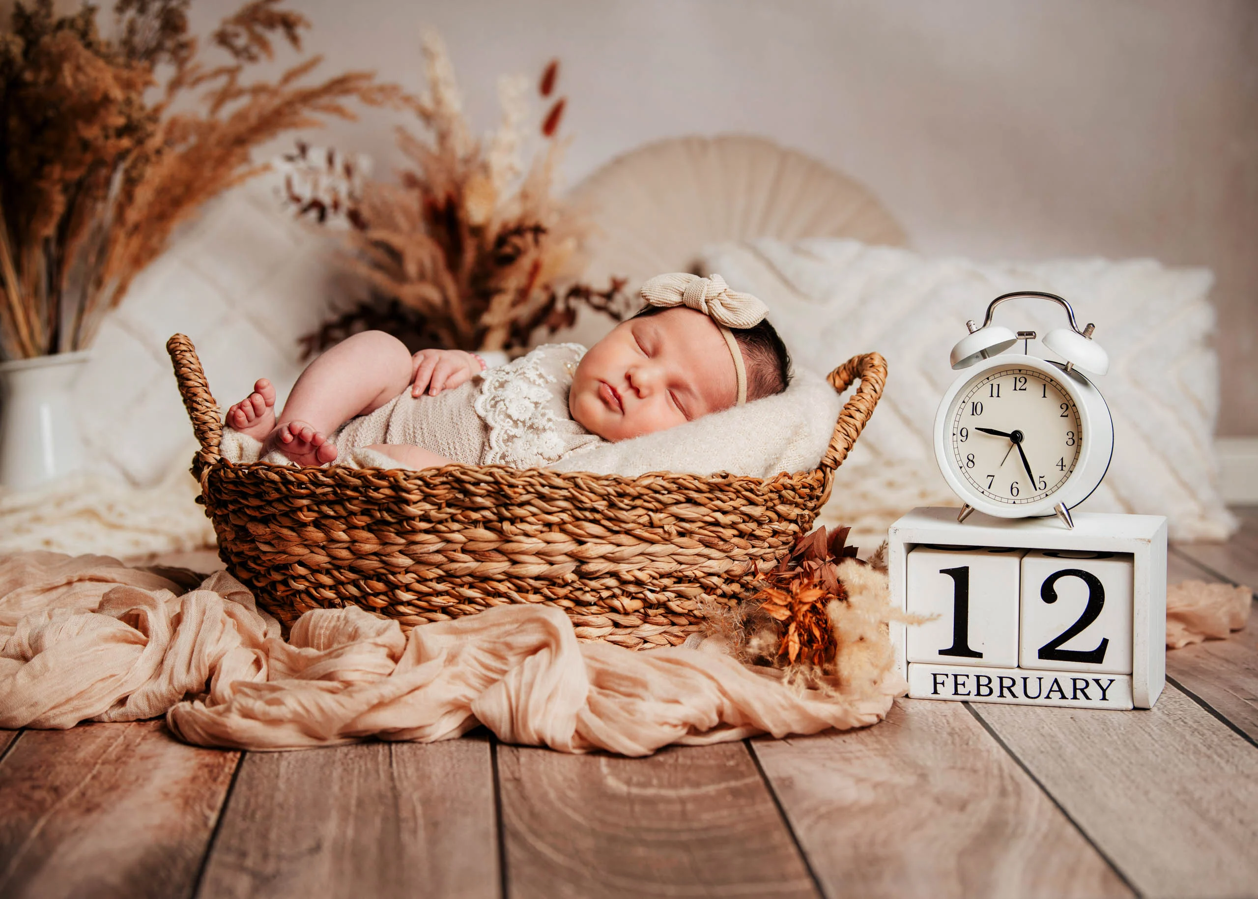 neugeborene baby korb datum | Peter Lauritis Photography Neugeborenes Mädchen schläft im Korb, daneben ein Wecker und Holzwürfel mit dem Geburtsdatum