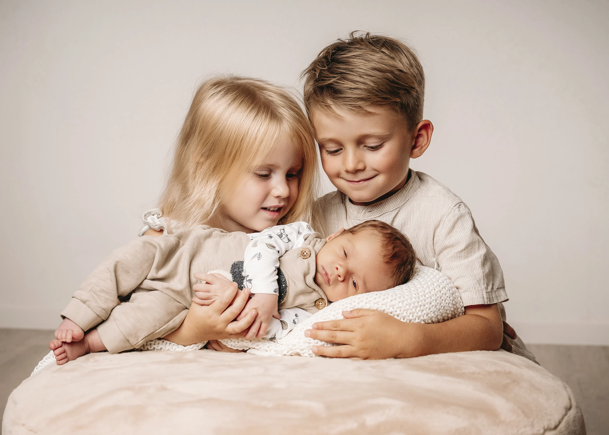 neugeborene geschwister schauen baby an | Peter Lauritis Photography Große Schwester und großer Bruder schauen liebevoll auf ihr neugeborenes Geschwisterchen – Neugeborenen-Fotoshooting mit Geschwistern