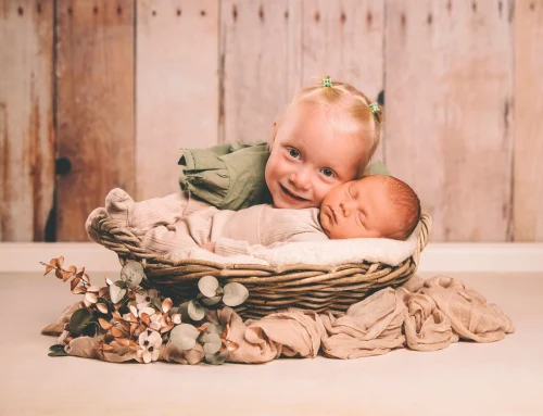 Große Schwester, kleiner Bruder – Neugeborenenfotos mit Geschwisterkind