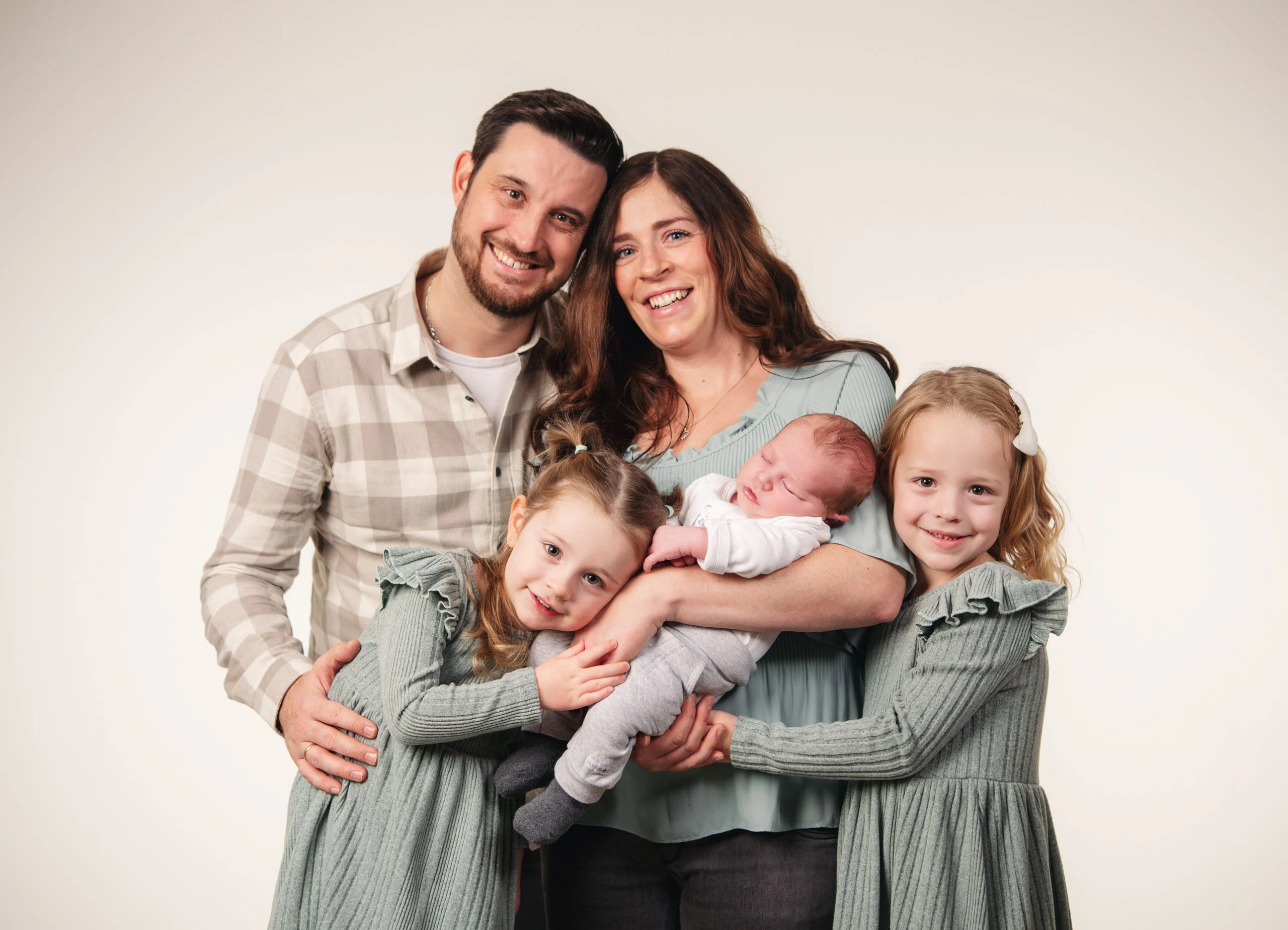 Shop: Babypass – Familie mit Baby | Peter Lauritis Photography Familie mit zwei Töchtern und Neugeborenem im Fotostudio