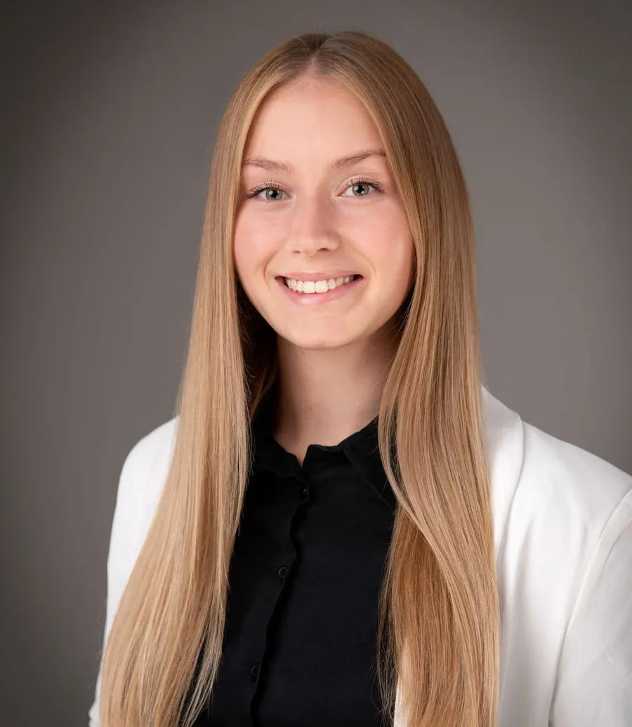 startseite bewerbungsfotos karriere Kachel | Peter Lauritis Photography Bewerbungsfoto einer jungen Frau mit langen blonden Haaren, schwarzer Bluse und weißem Blazer – Fotograf in Neustadt (Hessen)