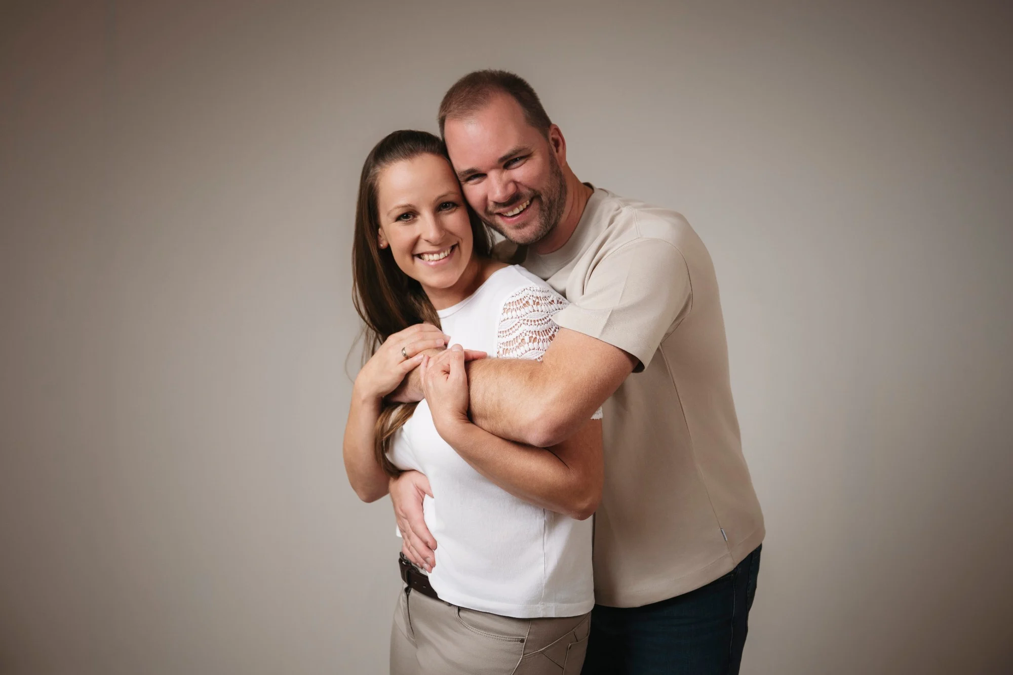 Peter und Nadine Lauritis – Startseite | Peter Lauritis Photography Peter und Nadine Lauritis, Fotografen aus Neustadt (Hessen), lachen eng umarmt im Fotostudio